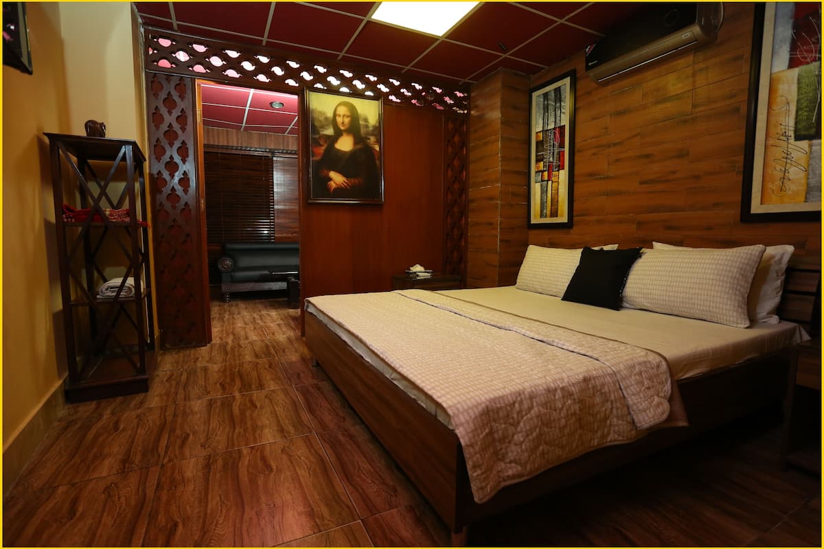 In-room safe, soundproofing, free WiFi, bed sheets