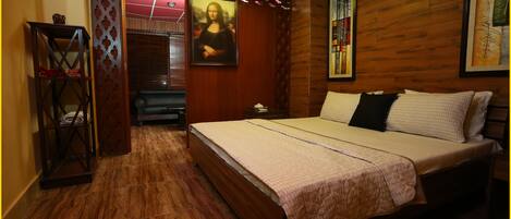 Dobbeltrom – deluxe, 1 soverom | Safe på rommet, lydisolert, wi-fi (inkludert) og sengetøy