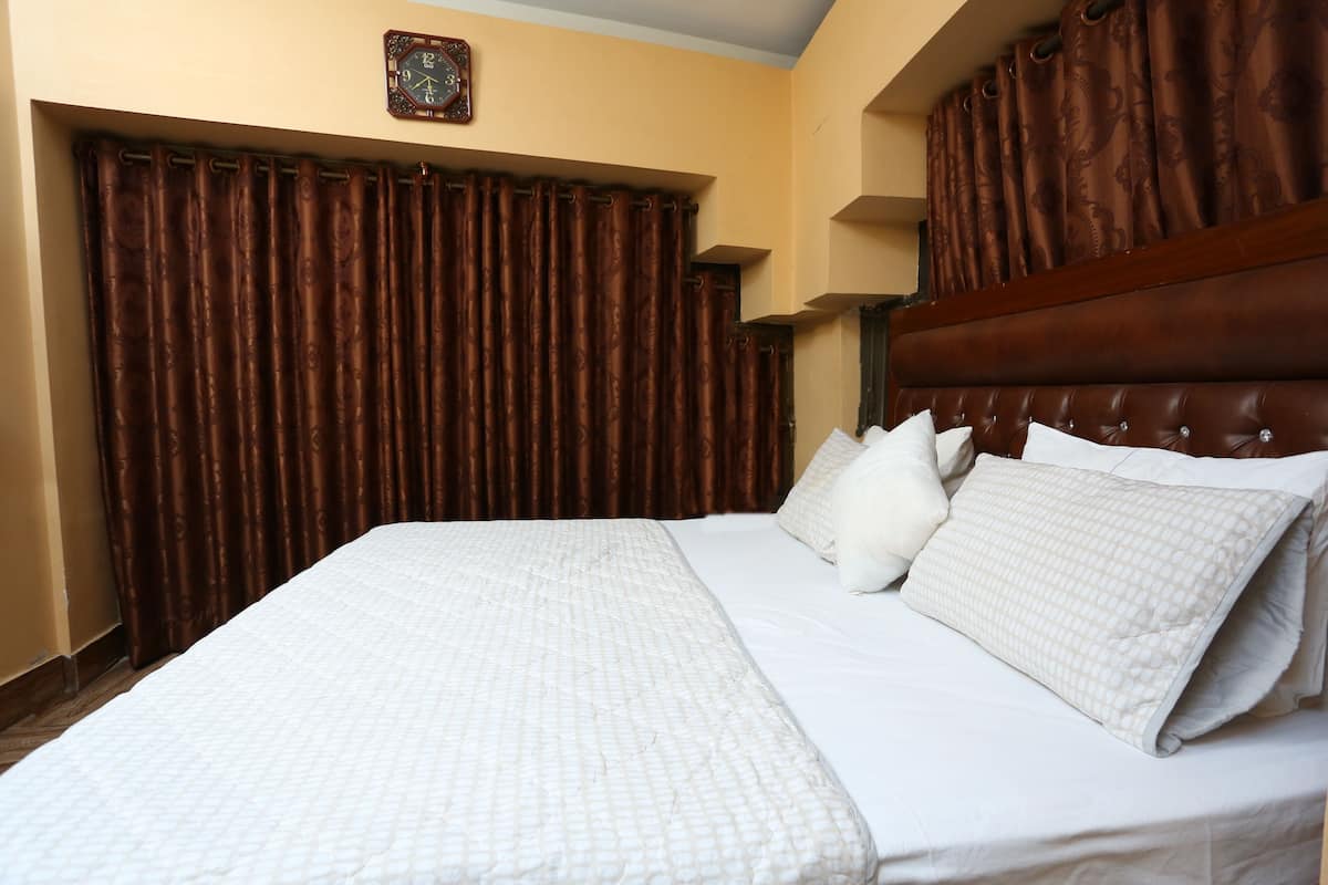 In-room safe, soundproofing, free WiFi, bed sheets