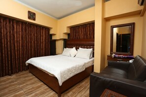 Deluxe Double Room, 1 Bedroom | In-room safe, soundproofing, free WiFi, bed sheets - Hotel SeaView (Karachi)