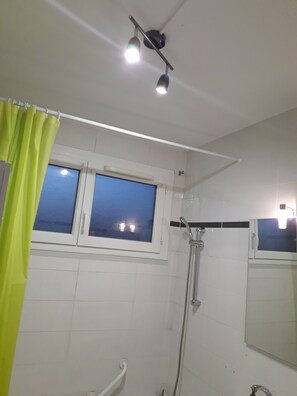 Baignoire, sèche-cheveux, serviettes fournies, savon