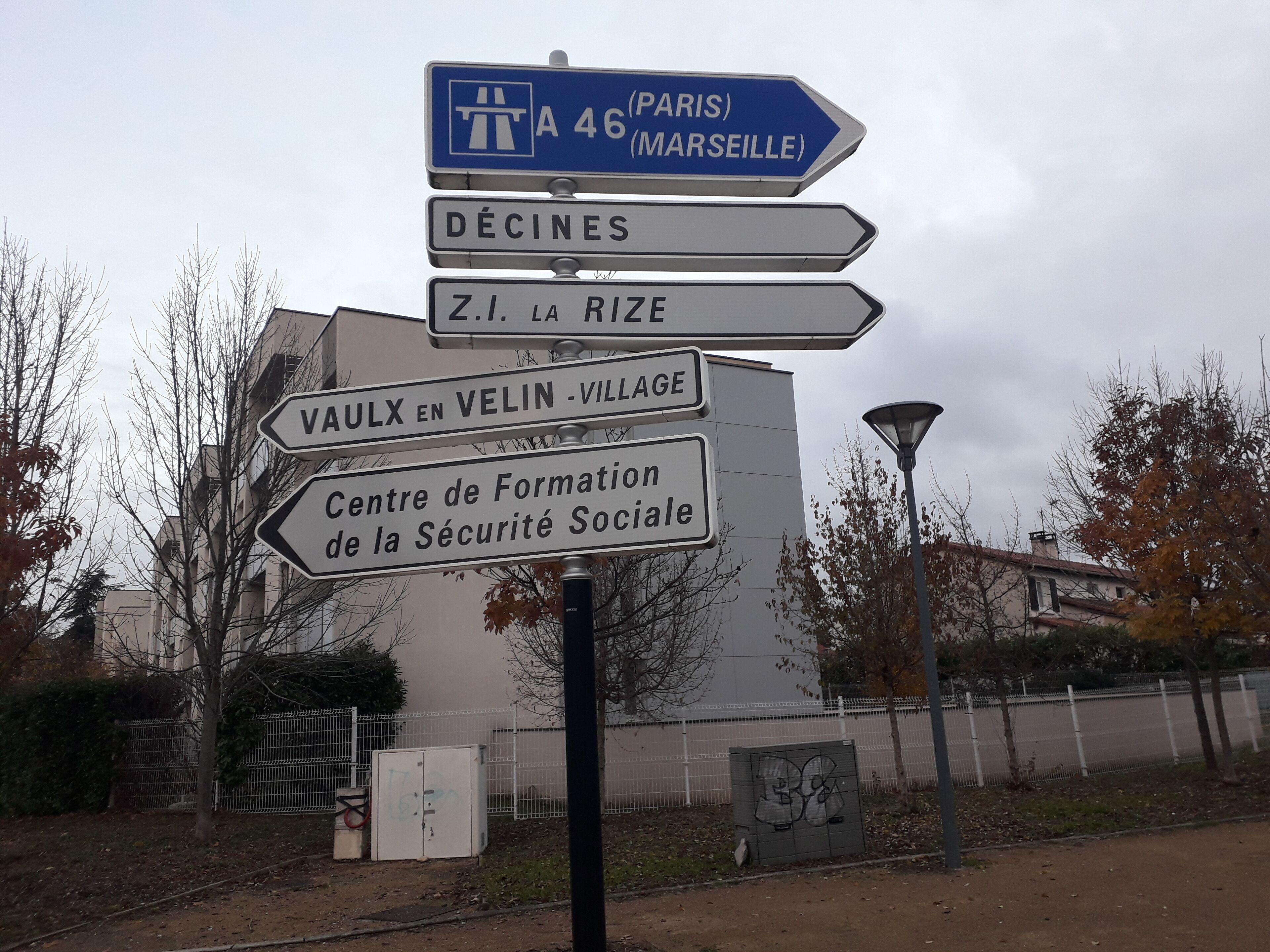 Un poste con indicaciones y múltiples flechas que señalan diferentes destinos.