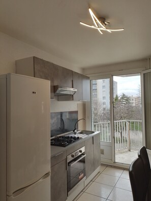 Frigorifero, microonde, forno, piano cottura