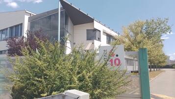 Een modern gebouw met een groot raam en een bord met het nummer 10.