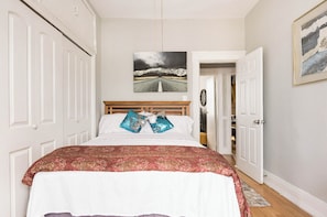 2 bedrooms, memory foam beds, in-room safe, desk