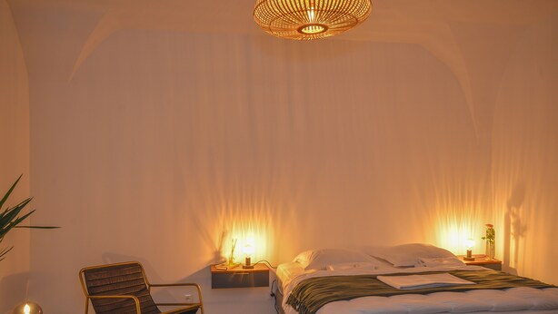 A bedroom with a bed, a chair, a nightstand, and a lamp. - !!! COZY APARTMENT 500 FROM THE PALAIS DES PAPES !!! (Avignon)