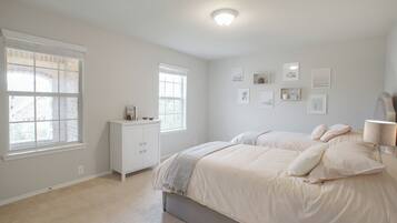 5 bedrooms, desk, iron/ironing board, travel crib