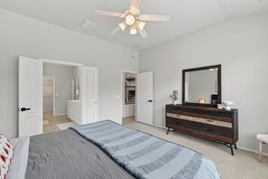 5 bedrooms, desk, iron/ironing board, travel crib