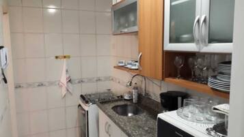 Een koelkast, een magnetron, een oven, een kookplaat