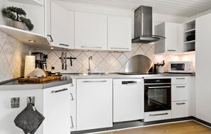 Køleskab, kogeplade, opvaskemaskine, kaffe-/temaskine