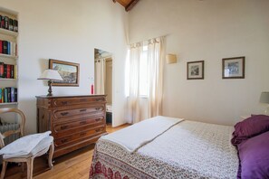 2 عدّة غرف نوم ومكواة/لوح كي وسرير سفر وواي فاي مجانًا