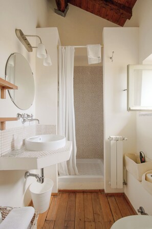 Shower, hair dryer, towels, soap - Apartment Pineta - in Vigna Luisa Resort - near Rome (Genzano di roma)