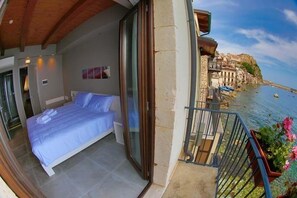Habitación Deluxe, balcón, vistas al mar | Ropa de cama de alta calidad, colchones viscoelásticos, minibar