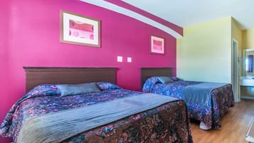Habitación, 2 camas Queen size | Tabla de planchar con plancha, wifi gratis y ropa de cama