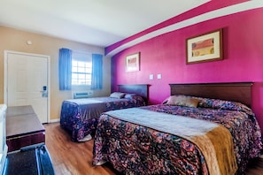 Quarto, 2 camas Queen | Ferros/tábuas de passar roupa, Wi-Fi de cortesia, roupa de cama