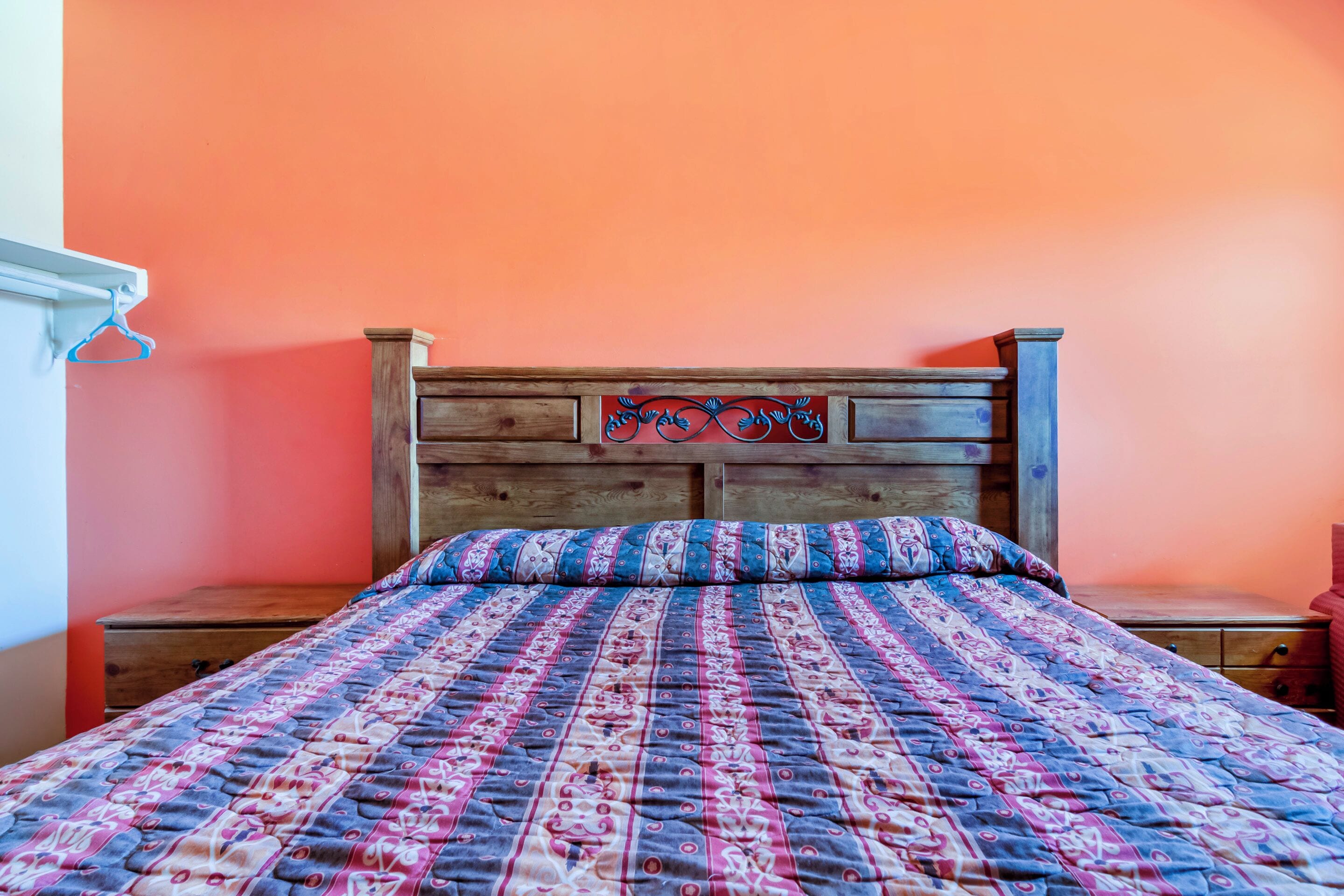 Chambre, 1 très grand lit | Fer et planche à repasser, Wi-Fi gratuit, draps fournis