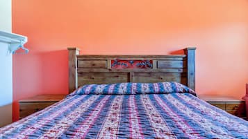 Chambre, 1 très grand lit | Fer et planche à repasser, Wi-Fi gratuit, draps fournis