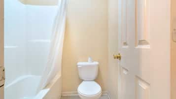 Habitación, 1 cama de matrimonio grande | Baño | Ducha y bañera combinadas y artículos de higiene personal gratuitos