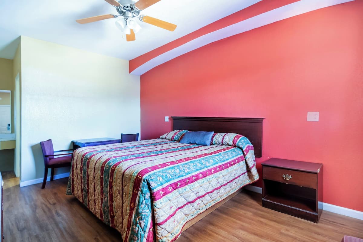 Room, 1 King Bed | Iron/ironing board, free WiFi, bed sheets