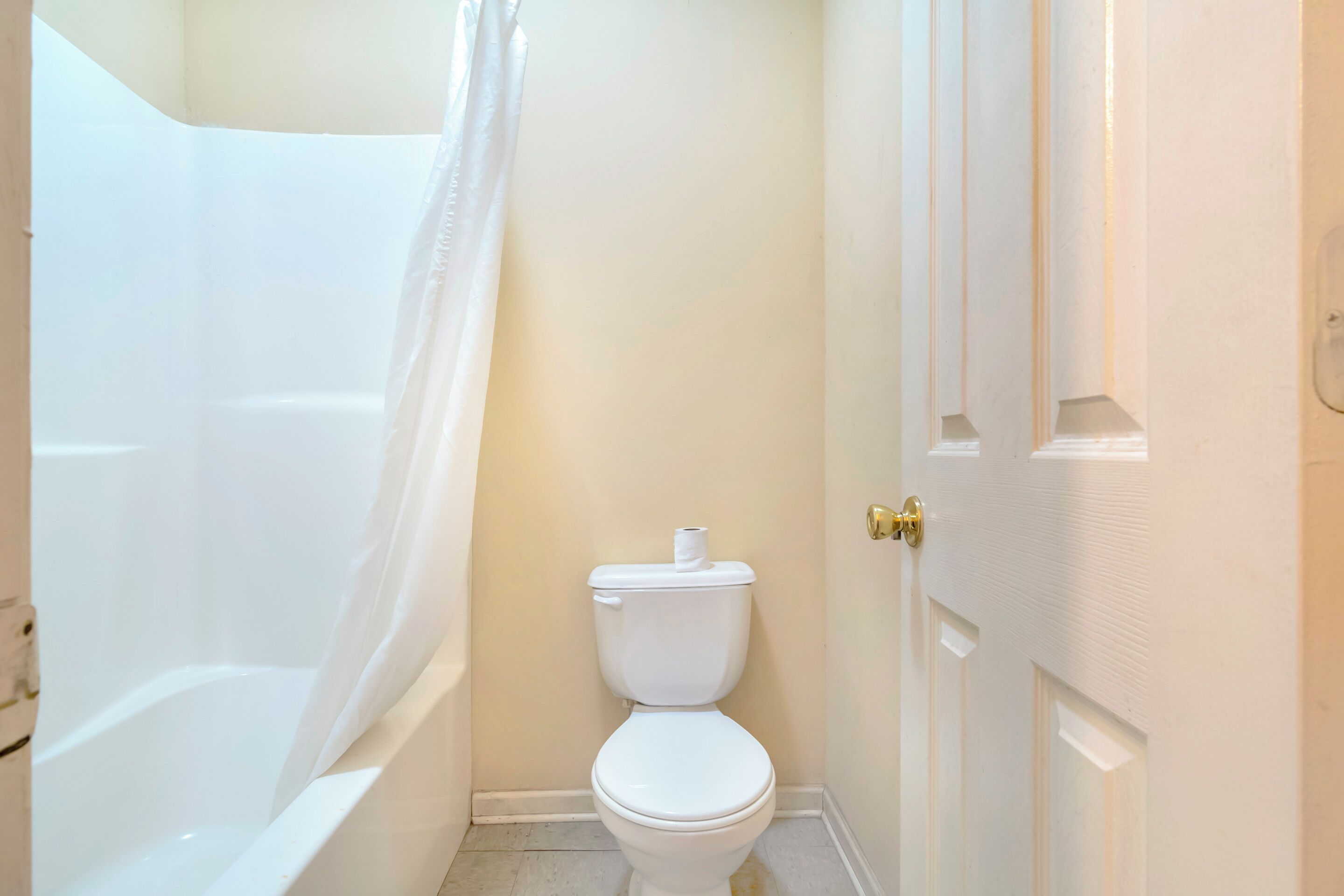 Room, 1 King Bed | Bathroom | Combined shower/bathtub, free toiletries, hair dryer, towels