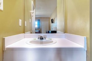 Quarto, 2 camas Queen | Banheiro | Chuveiro/banheira combinados, produtos de toalete grátis