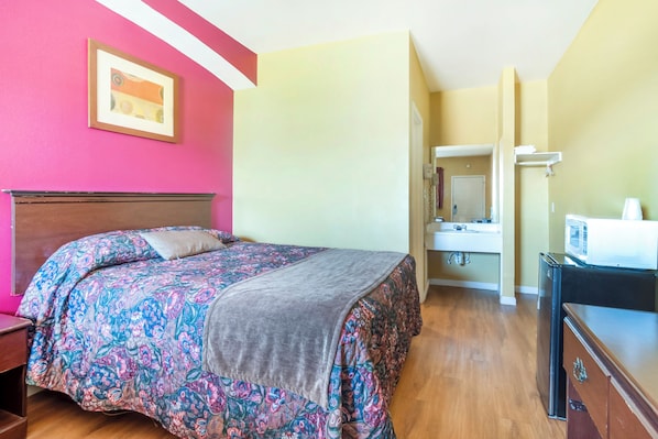 Chambre, 2 grands lits | Fer et planche à repasser, Wi-Fi gratuit, draps fournis
