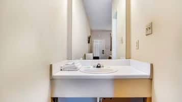 Chambre, 1 très grand lit | Salle de bain | Ensemble douche/baignoire, articles de toilette gratuits, sèche-cheveux