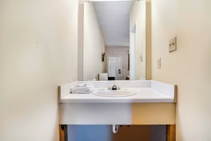 Kamer, 1 kingsize bed | Badkamer | Een bad/douchecombinatie, gratis toiletartikelen, een haardroger