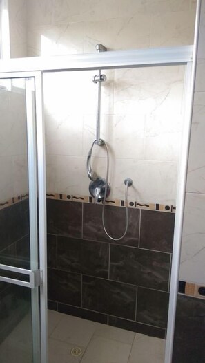 Deluxe House | Bathroom | Shower, towels, soap, toilet paper - Ingenios Del Valle (Cali)