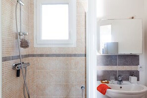 Secadora de cabello y papel de baño 