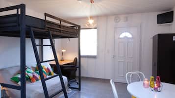 1 habitación, escritorio, tabla de planchar con plancha y cuna de viaje