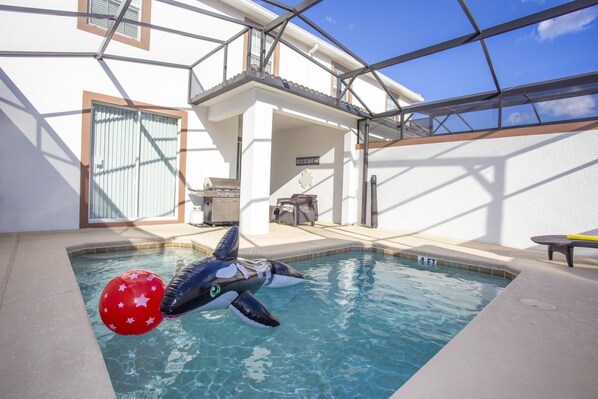 Una piscina climatizada, tumbonas