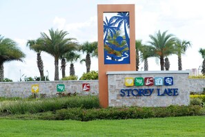 Segnaletica per Storey Lake, con palme e un murale tropicale sullo sfondo.