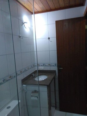 Habitación triple | Baño | Regadera y toallas