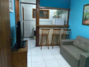 Habitación triple | Cocina privada | Refrigerador, microondas, horno y utensilios de cocina