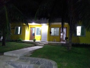 Vista frontal de la propiedad