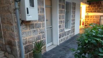 Habitación doble, en la zona del jardín | Espacio para trabajar con un portátil y cortinas opacas