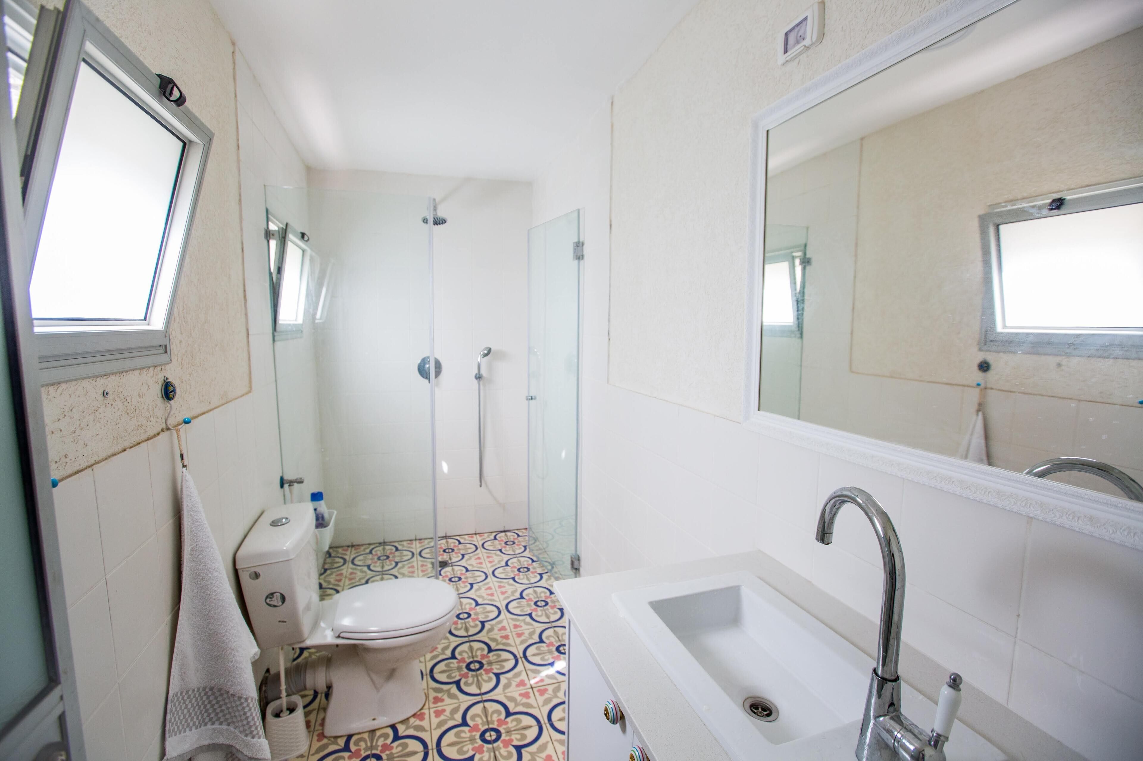 A bathroom with a toilet, shower, and bathtub.