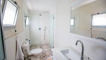 A bathroom with a toilet, shower, and bathtub.