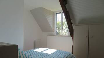 2 slaapkamers, een strijkplank/strijkijzer, gratis wifi, beddengoed