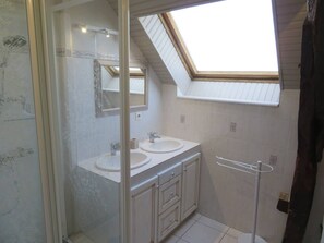 Dusch, handdukar och toalettpapper