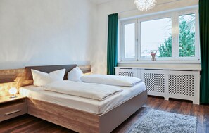3 bedrooms, travel crib, free WiFi, bed sheets