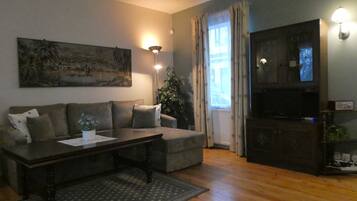 Maison Traditionnelle, 2 chambres | Salle de séjour | Télévision à écran plat