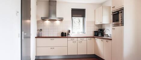 Fridge, stovetop, dishwasher, coffee/tea maker