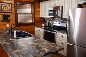 Fridge, microwave, oven, stovetop - Hot Tub, Fireplace, Screened balcony, Grill - Log Cabin near Pigeon Forge (Sevierville)