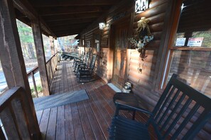 Terrace/patio - Hot Tub, Fireplace, Screened balcony, Grill - Log Cabin near Pigeon Forge (Sevierville)