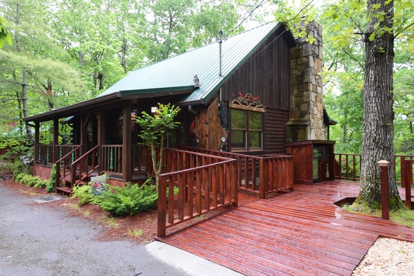 Exterior - Hot Tub, Fireplace, Screened balcony, Grill - Log Cabin near Pigeon Forge (Sevierville)