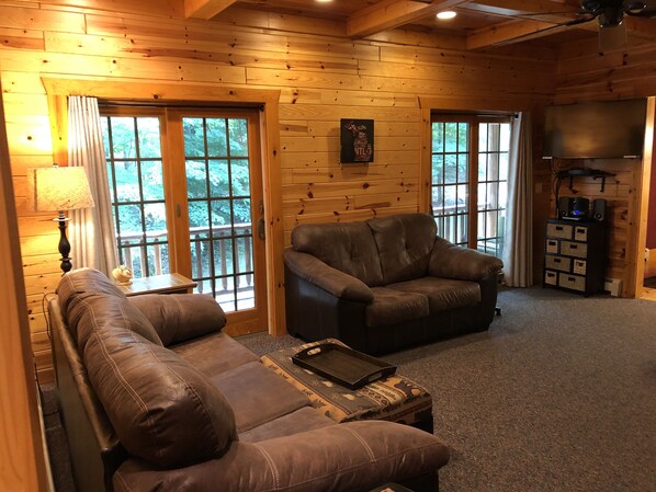 Téléviseur, lecteur de DVD, table de ping-pong, sélection de films