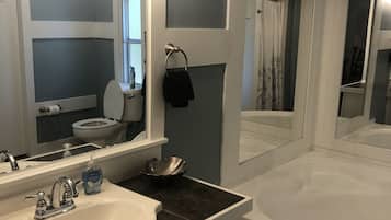 Combined shower/tub, towels, toilet paper