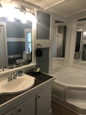 Combined shower/bathtub, towels, toilet paper - Beaufort -Close to Parris Island and Historic Downtown, New Renovation, Sleeps 8 (Beaufort)